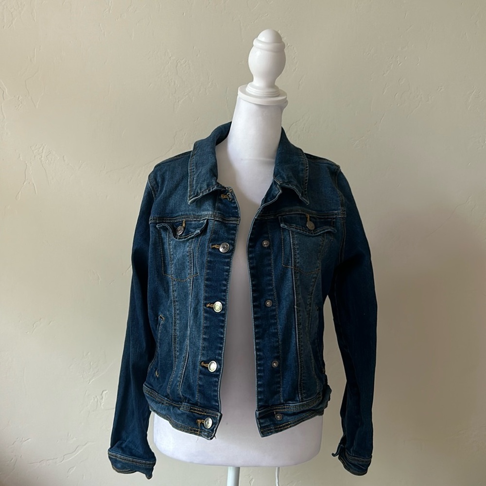 Cat & Jack Denim Jacket. Snap front closures. Girls XL 14/16.Excellent condition